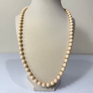 Vintage 50s 60s Cream Single Strand Beaded Necklace Mod Retro Americana Classic